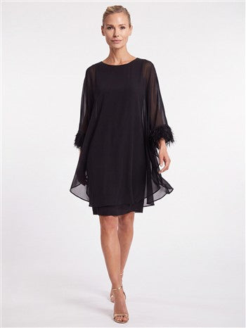 Kurzes Kleid mit Chiffon-Cape - 68955
