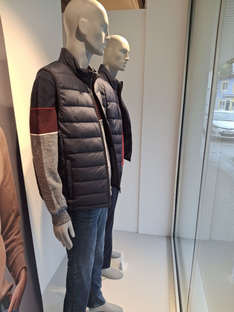 420246309 25.10.2025  Schaufenste 6