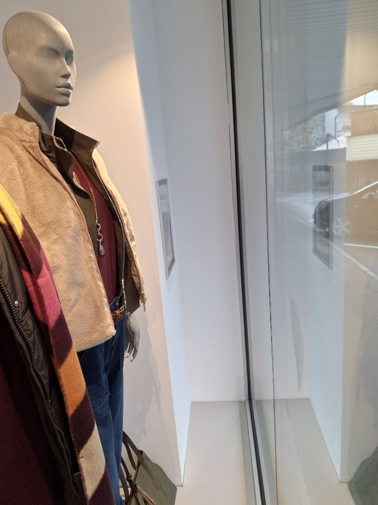 420245378 25.10.2025  Schaufenste 6