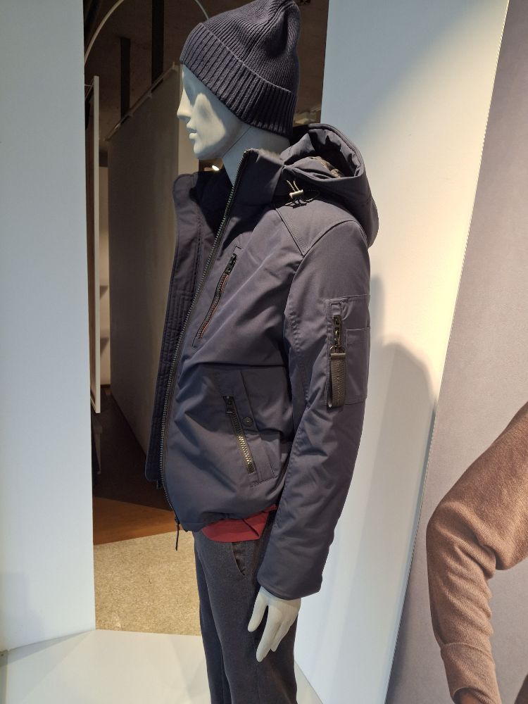 420246436 25.10.2025  Schaufenste 6