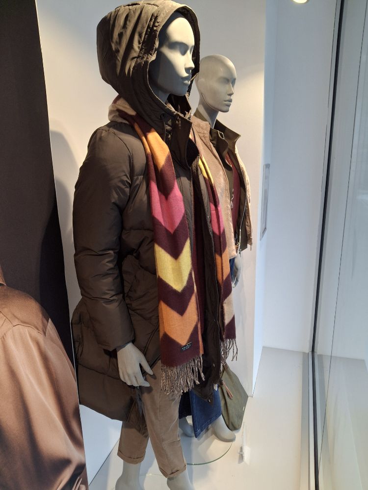 420245157 25.10.2025  Schaufenste 6