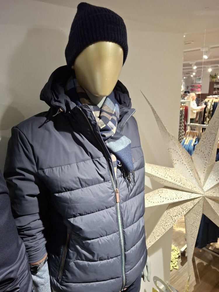 426183848 27.11.2025  Schaufenste 11