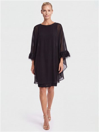 Kurzes Kleid mit Chiffon-Cape - 68955