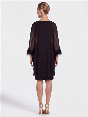 Kurzes Kleid mit Chiffon-Cape - 68955