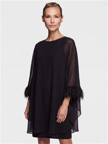 Kurzes Kleid mit Chiffon-Cape - 68955