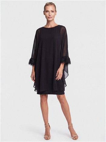 Kurzes Kleid mit Chiffon-Cape - 68955
